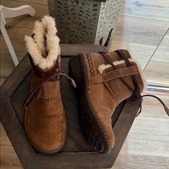UGG size 7, style 5136, Tan Shearling UGG Boots, gently preloved - Picture 8 of 9